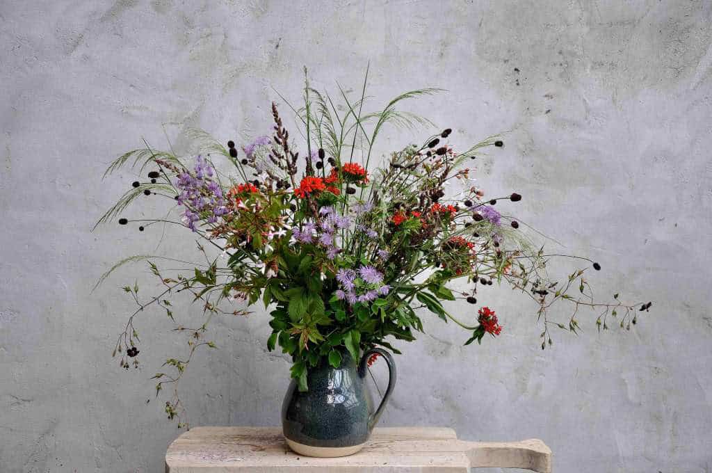 vaas met bloemen uit Borderpakket: Momenten halverwege juni van Plantwerk
