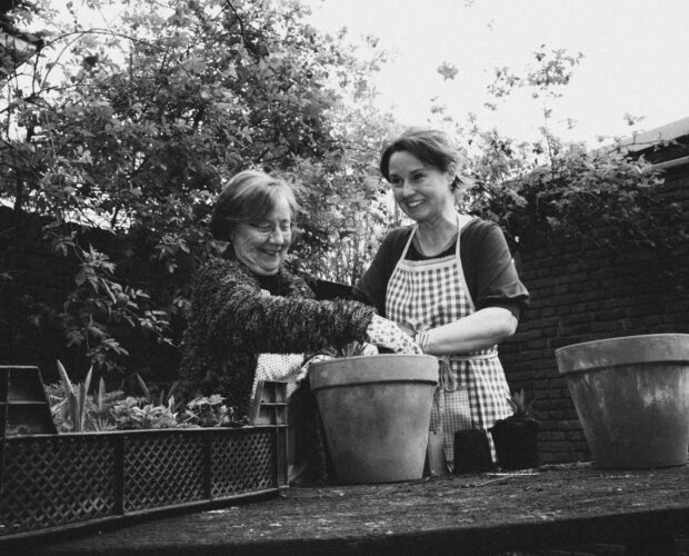 Moeder en dochter planten samen vaste planten — duurzaam moederdag cadeau voor de tuin