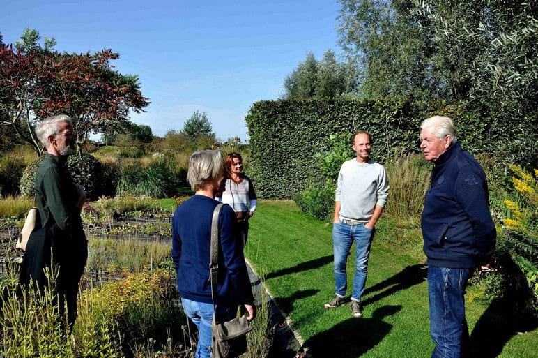 Piet Oudolf bij Plantwerk Caroline van Plantwerk samen met Piet Oudolf op de kwekerij