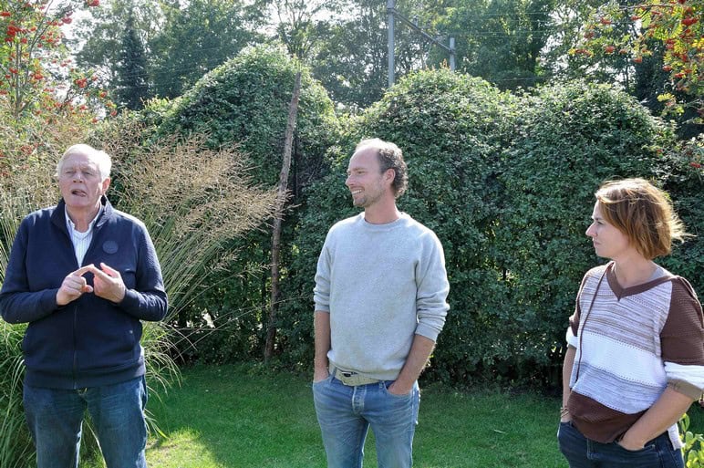 Piet Oudolf bij Plantwerk Caroline en Frank van Plantwerk samen met Piet Oudolf in een tuinsetting