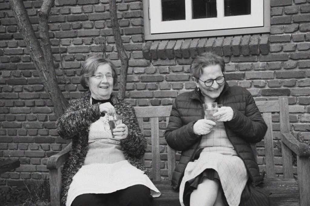 Twee vrouwen genieten samen in de tuin — cadeau voor een tuinliefhebber