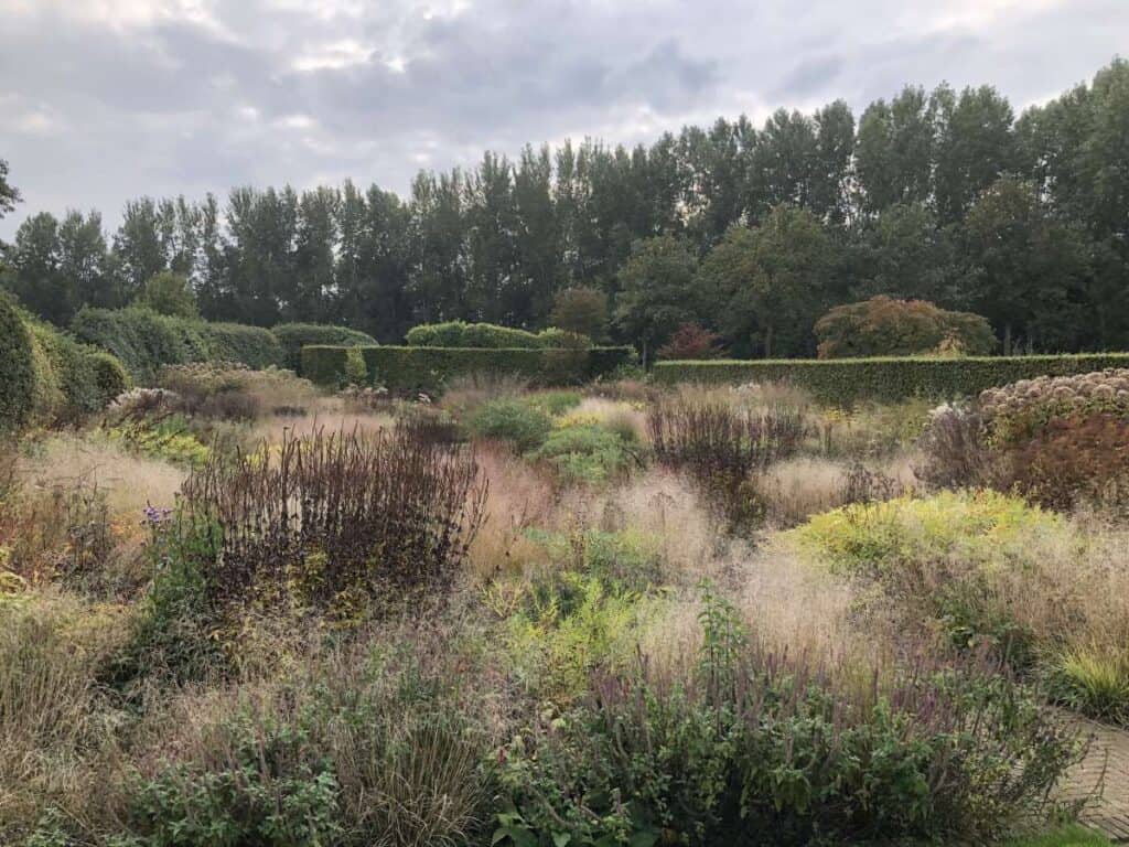 Border in de Piet Oudolf stijl in vol herfstornaat in Hummelo